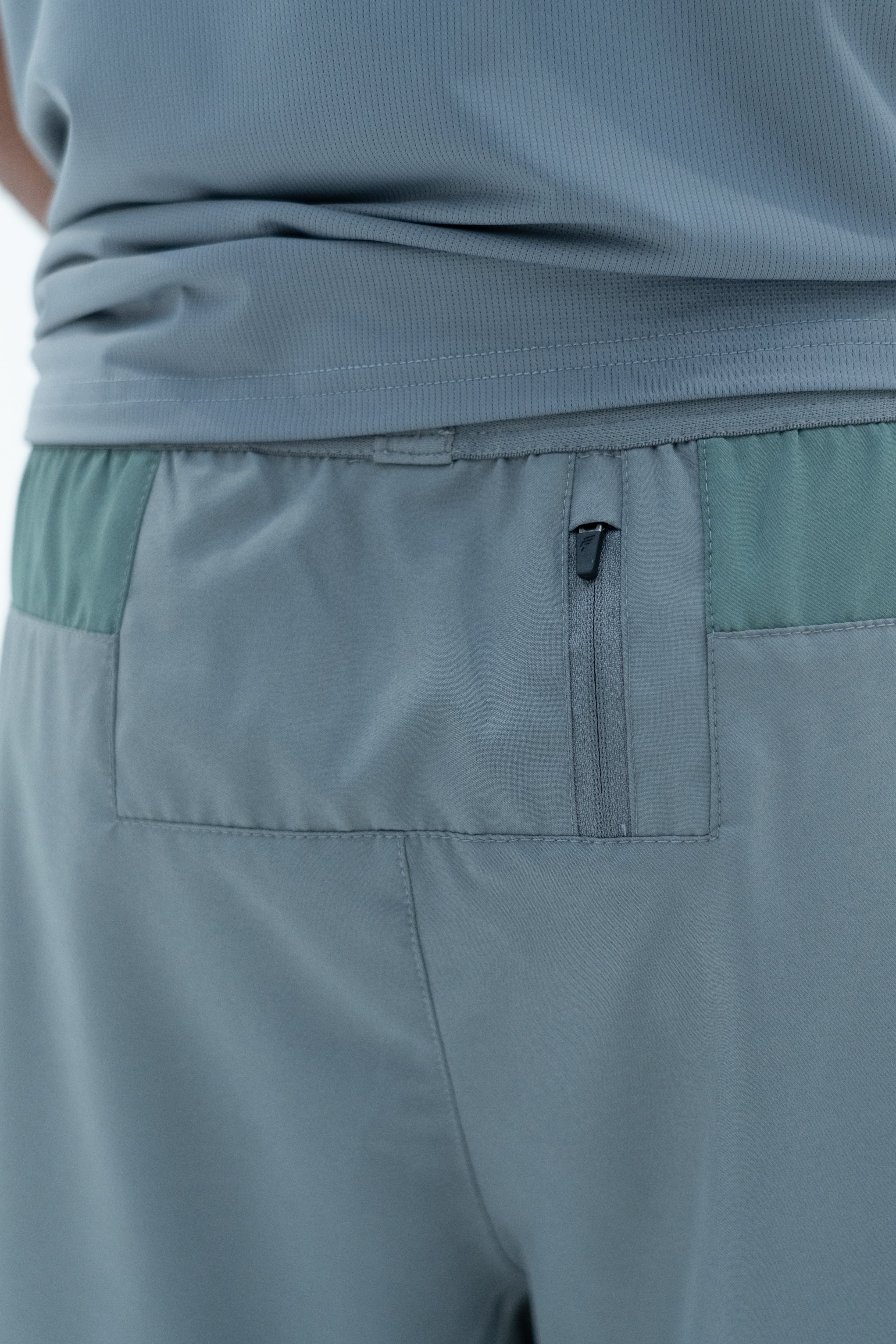 SPLIT SHORTS - LIGHT GREY/SAGE GREEN